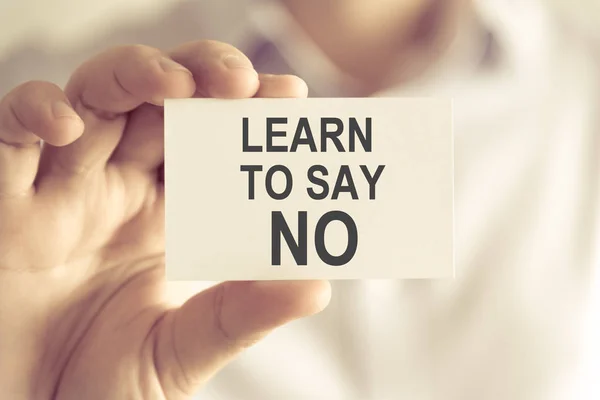 Affärsman hålla lära sig att säga nej meddelande kort — Stockfoto