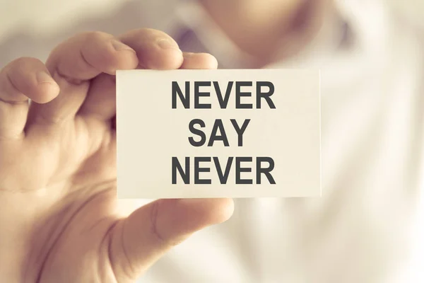 Affärsman hålla Never Say Never meddelande kort — Stockfoto