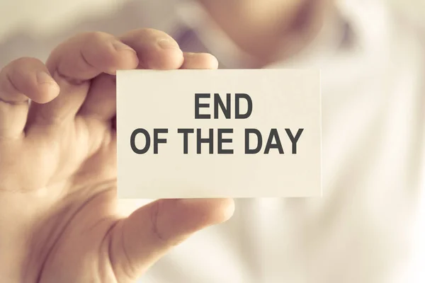 Pengusaha yang memegang END dari kartu pesan DAY — Stok Foto