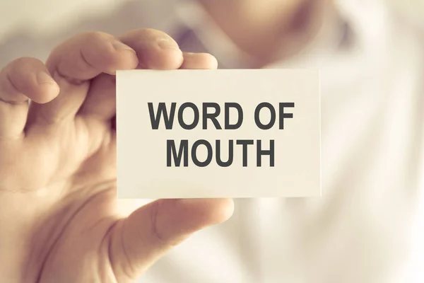 Empresario que sostiene la tarjeta del mensaje de la palabra de la boca — Foto de Stock