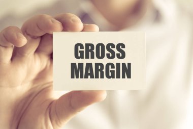 Brüt kar marjı mesaj kart tutan işadamı