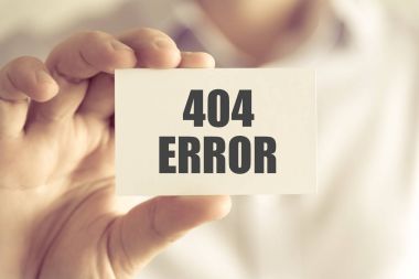 404 hata iletisi kartı tutan işadamı