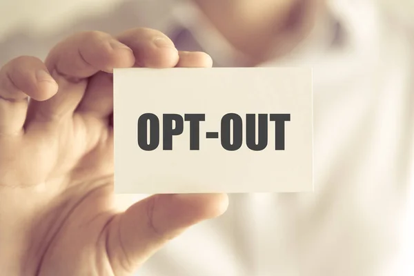 Affärsman hålla Opt-Out meddelande kort — Stockfoto
