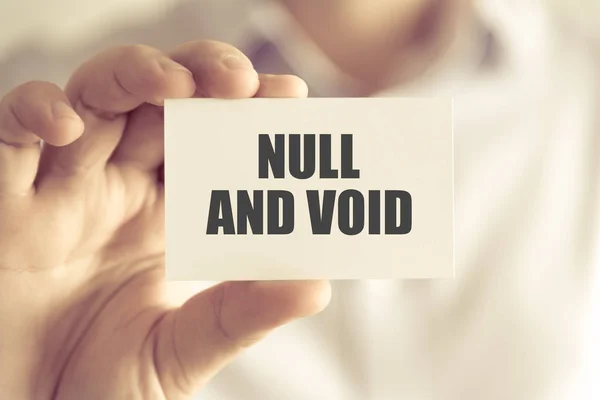 Empresario con tarjeta de mensaje NULL AND VOID — Foto de Stock