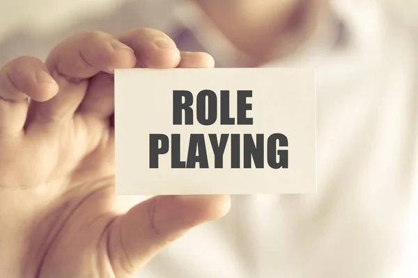 Бизнесмен, держащий карточку ROLE PLAYING — стоковое фото