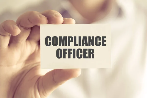 Empresário titular de cartão de mensagem COMPLIANCE OFFICER — Fotografia de Stock