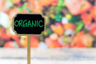 Ahşap mini blackboard etiketin sebze salatası arka plan üzerine