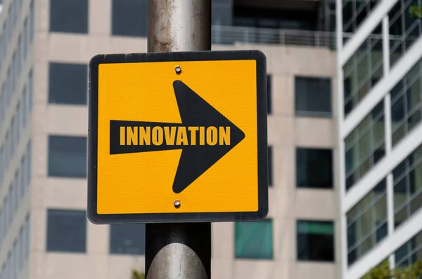 Κατευθυντική πινακίδα με μήνυμα εννοιολογική καινοτομία — Φωτογραφία Αρχείου