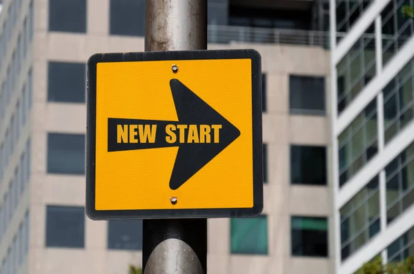 Señal direccional con mensaje conceptual NEW START — Foto de Stock