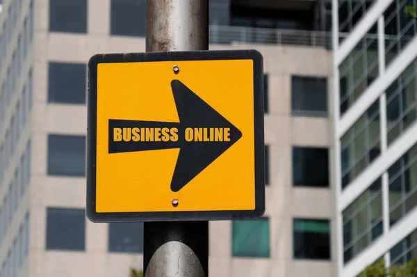 Directional sign with conceptual message BUSINESS ONLINE — Stock Photo, Image