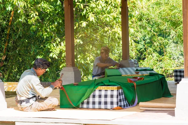 Balinese workers at Pura Taman Ayun Balinese temple complex in Mengwi, Bali, Indonesia — Stock Photo, Image