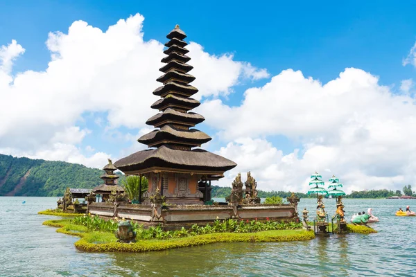 ブラタン湖、バリ、インドネシアのPura Ulun Danu Bratan Balily寺院複合体 — ストック写真