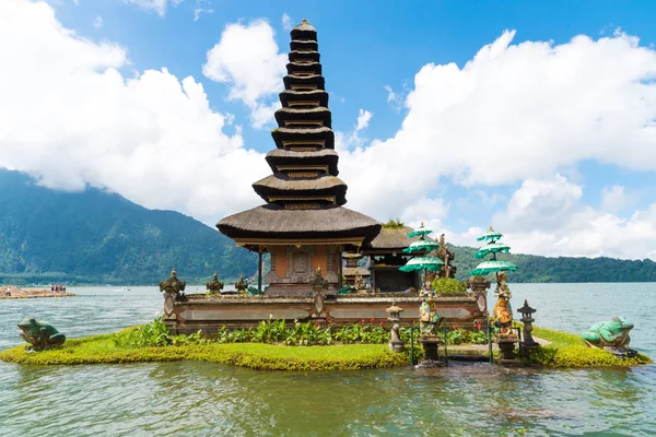 ブラタン湖、バリ、インドネシアのPura Ulun Danu Bratan Balily寺院複合体 — ストック写真