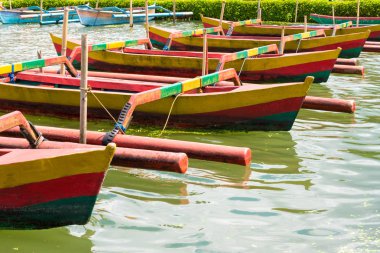 Renkli geleneksel Balinese balıkçı tekneleri su üzerinde doğrultusunda