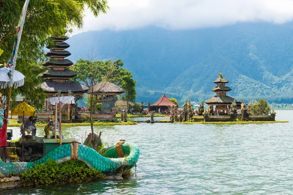 Pura Ulun Danu Bratan Balinese temple complex on Bratan lake, Bali, Indonesia — Stock Photo, Image