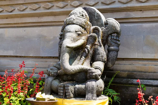 Alte Statue des Herrschers ganesha am pura ulun danu bratan balinesischen Tempelkomplex am Bratan-See, bali, Indonesien — Stockfoto