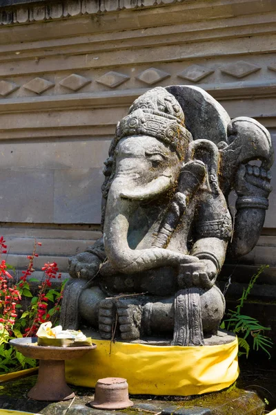 Oud standbeeld van Lord Ganesha op Pura Ulun Danu Bratan Balinese tempel complex op lake Bratan, Bali, Indonesië — Stockfoto