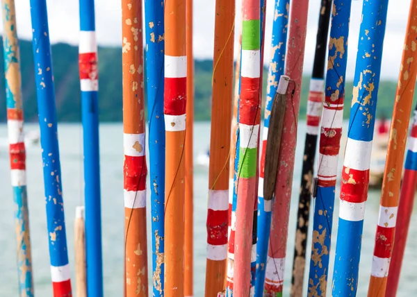 Coloridas cañas de pescar tradicionales de bambú — Foto de Stock