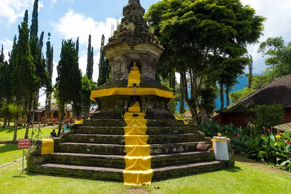 Boeddhabeeld verankerd in de Pura Ulun Danu Bratan Balinese tempel complex op lake Bratan, Bali, Indonesië — Stockfoto