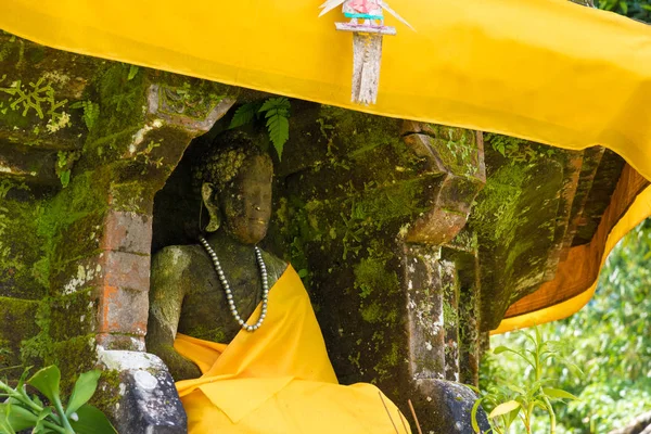 Buddha szobor szerepel Pura Ulun Danu Bratan balinéz templomegyüttes Bratan tó, Bali, Indonézia — Stock Fotó