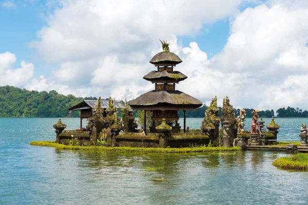 ブラタン湖、バリ、インドネシアのPura Ulun Danu Bratan Balily寺院複合体 — ストック写真