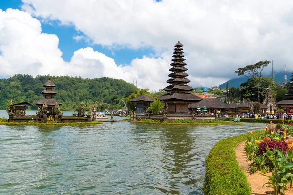 ブラタン湖、バリ、インドネシアのPura Ulun Danu Bratan Balily寺院複合体 — ストック写真