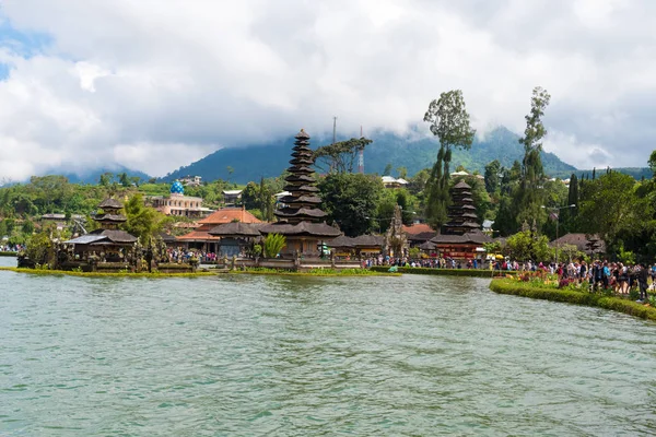 ブラタン湖、バリ、インドネシアのPura Ulun Danu Bratan Balily寺院複合体 — ストック写真