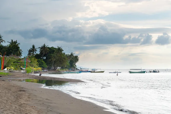 Vista sulla spiaggia di Lovina nel nord di Bali, Indonesia — Foto Stock