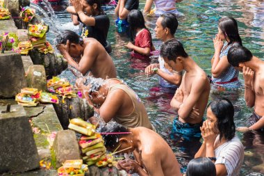 Tirta Empul Hindu Balinese Tapınağı kutsal kaynak suyu Bali, Endonezya