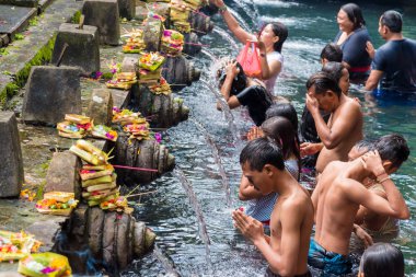Tirta Empul Hindu Balinese Tapınağı kutsal kaynak suyu Bali, Endonezya