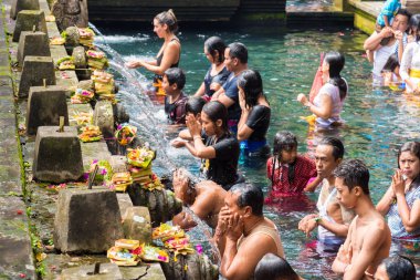 Tirta Empul Hindu Balinese Tapınağı kutsal kaynak suyu Bali, Endonezya