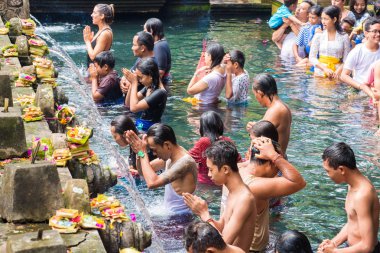 Tirta Empul Hindu Balinese Tapınağı kutsal kaynak suyu Bali, Endonezya