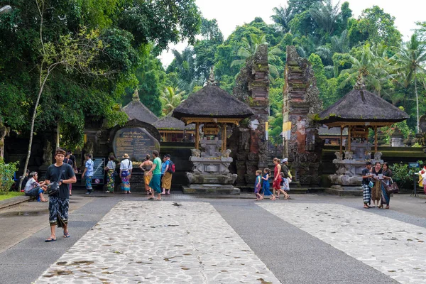 Tirta Empul hindoe Balinese tempel met de Heilige bronwater in Bali, Indonesië — Stockfoto