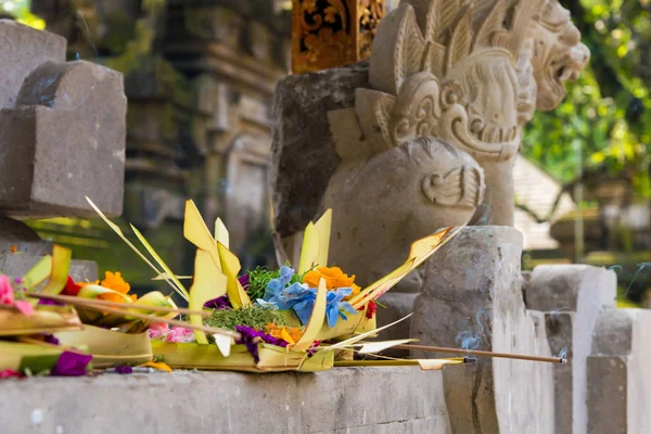 Offerte tradizionali balinesi religiose a Bali — Foto Stock