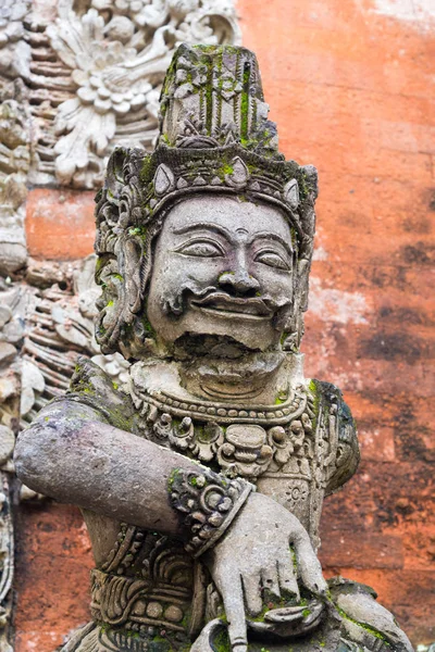 Traditionele standbeeld bij Tirta Empul hindoe Balinese tempel met de Heilige bronwater in Bali, Indonesië — Stockfoto