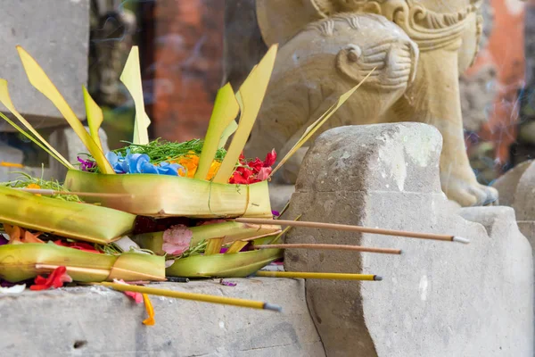Traditionella religiösa balinesiska erbjudanden i Bali — Stockfoto