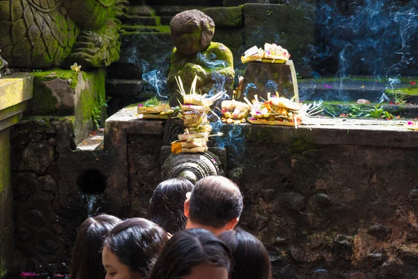 Tirta Empul hinduistické balijský chrám svaté pramenitou vodou v Bali, Indonésie — Stock fotografie