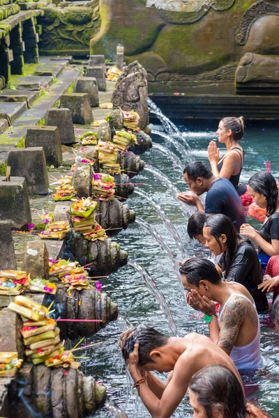 Tirta Empul Hindu Balinese Tapınağı kutsal kaynak suyu Bali, Endonezya