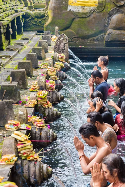 泉水 Empul 印度教巴厘岛庙与圣洁的泉水，在印度尼西亚巴厘岛 — 图库照片