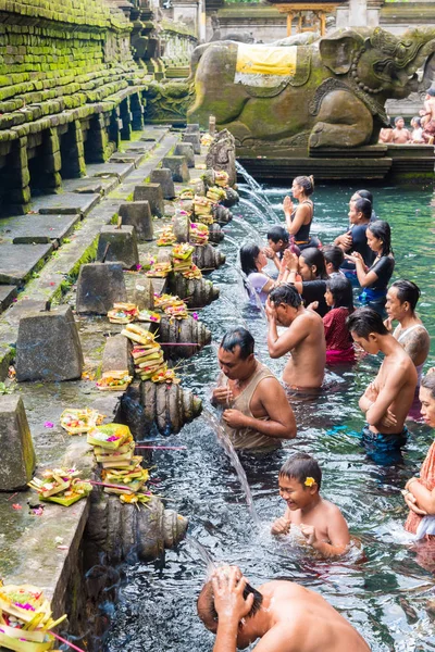 Tirta Empul Hindu Balinese Tapınağı kutsal kaynak suyu Bali, Endonezya