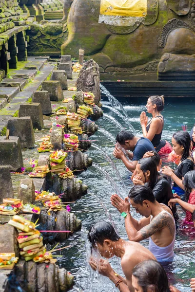 Tirta Empul Hindu Balinese Tapınağı kutsal kaynak suyu Bali, Endonezya