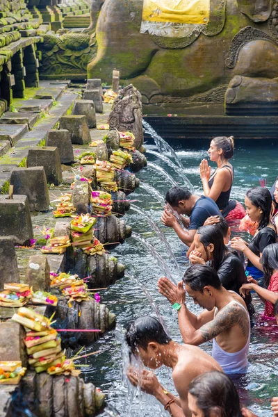 泉水 Empul 印度教巴厘岛庙与圣洁的泉水，在印度尼西亚巴厘岛 — 图库照片