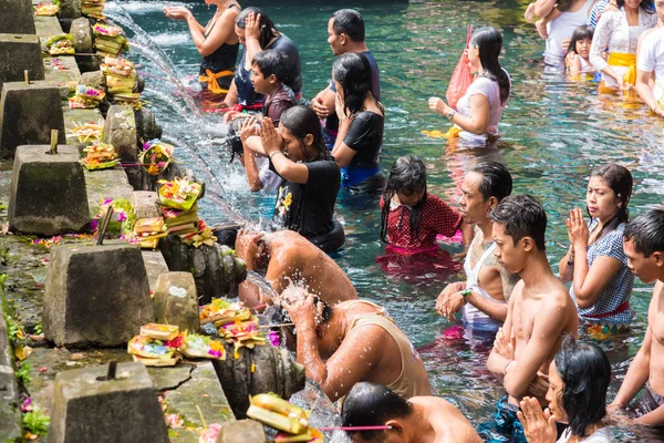 泉水 Empul 印度教巴厘岛庙与圣洁的泉水，在印度尼西亚巴厘岛 — 图库照片