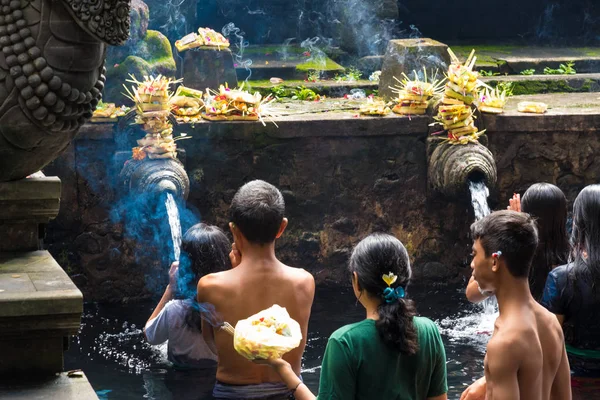 Tirta Empul Hindu Balinese temple with holy spring water in Bali, Indonesia — Stock Photo, Image