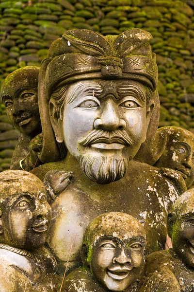 Statua tradizionale a Tirta Empul tempio balinese indù con acqua santa di sorgente a Bali, Indonesia — Foto Stock