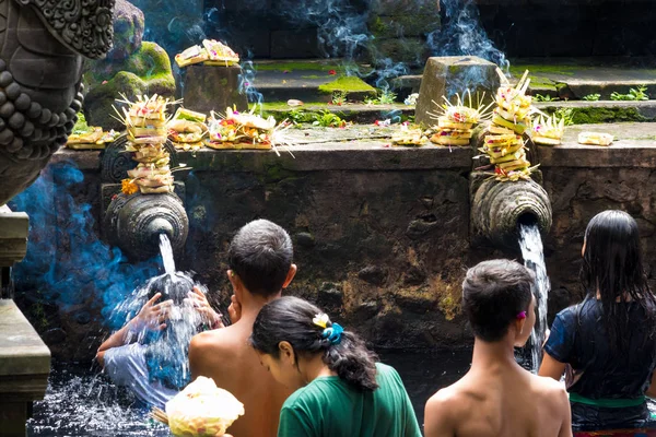 Tirta Empul Tempio balinese indù con acqua santa di sorgente a Bali, Indonesia — Foto Stock