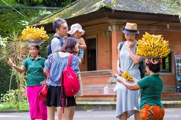 女人卖香蕉在泉水 Empul 印度教巴厘岛庙与圣洁的泉水，在印度尼西亚巴厘岛 — 图库照片