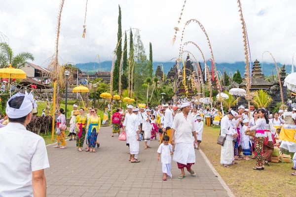 Religious procession at Pura Besakih Temple in Bali, Indonesia — Stock Photo, Image