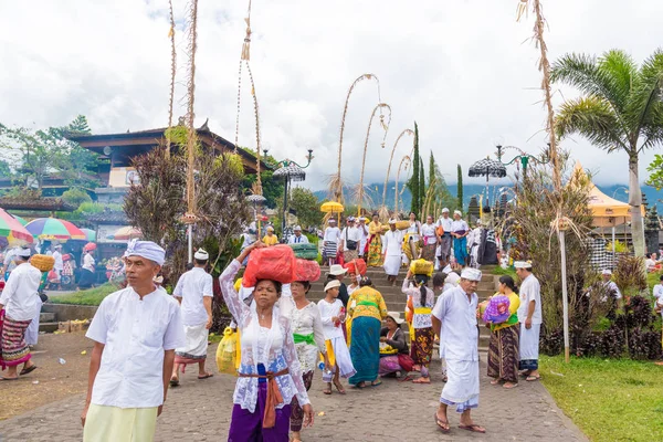 Religious procession at Pura Besakih Temple in Bali, Indonesia — Stock Photo, Image