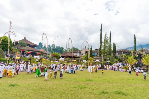 Religious procession at Pura Besakih Temple in Bali, Indonesia — Stock Photo, Image